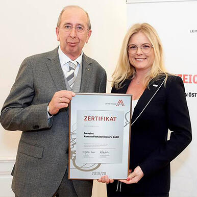 Herr Helmuth Kubin nimmt die Auszeichnung zum Leitbetrieb von Frau Monica Rintersbacher entgegen.